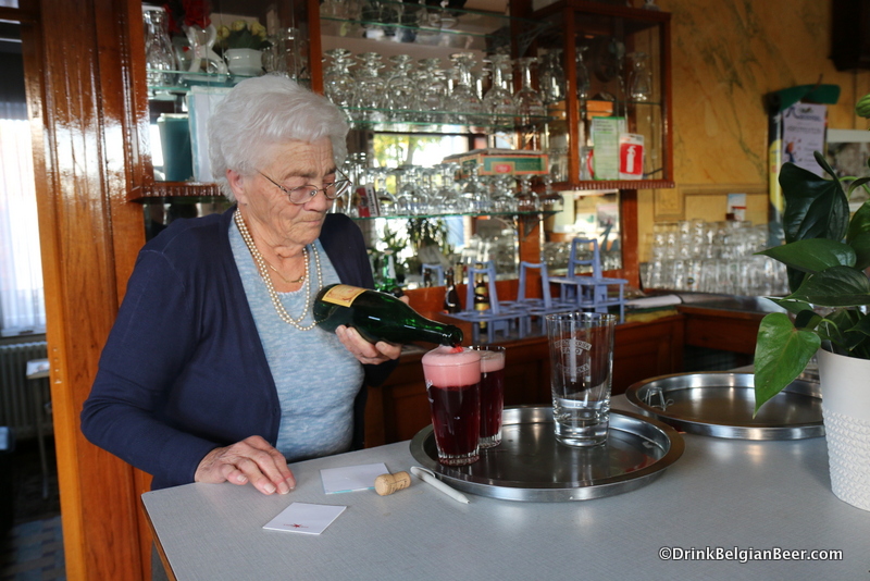 Lisa pouring a Hanssens Oude Kriek at Cafe In de Welkom, Dworp. 