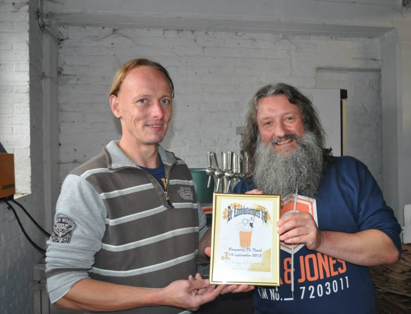 De Troch Brewer/Owner Pauwel Raes (left) and Wanne Madalijns of De Lambikstoempers. (Photo courtesy De Lambikstoempers.)