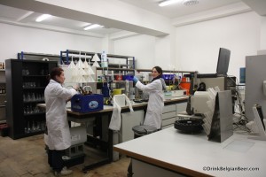 Photo of two lab workers at Biercentrum Delvaux
