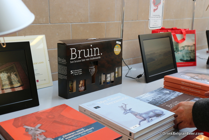 A gift pack with various Oud Bruin beers in the Oudenaarde museum. 