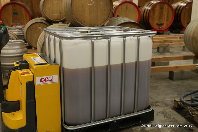 A container full of cooled wort at de lambik-o-droom. 