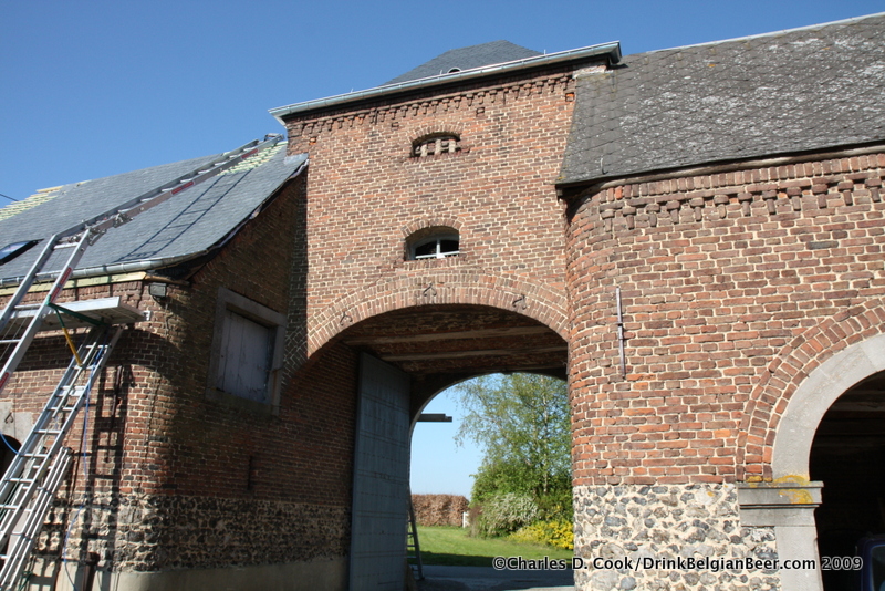 The entrance to the farmstead buildings at Jandrain-Jandrenouille, seen from the inside. 