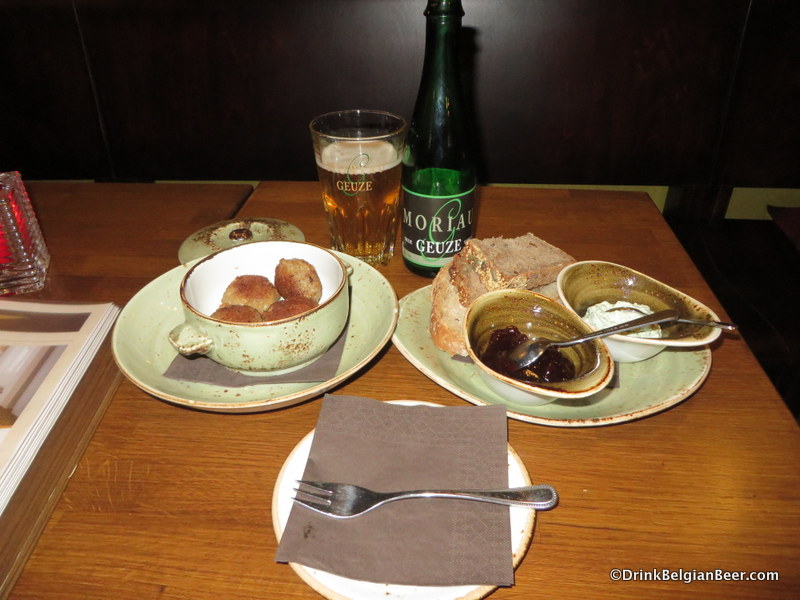 A fine meal of home made meatballs with bread and cherries, paired with a Moriau Oude Geuze from Brouwerij Boon, at 't Parlement in Halle. 