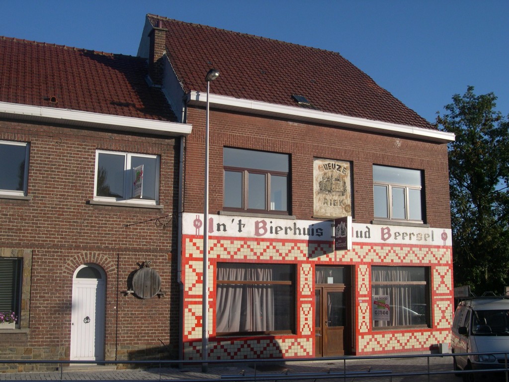 In 't Bierhuis Oud Beersel as it appeared in 2003, before it became a flower shop. 