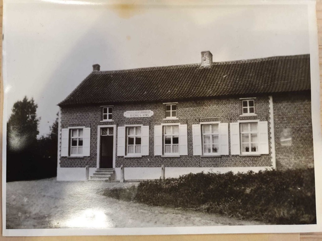 This old photo is of the same building where the new Brouwerij Sako shop is located now, on the left. The sign above the door reads: P PLASSCHAERT-DEDOBBELEER BIERES-VINS. 