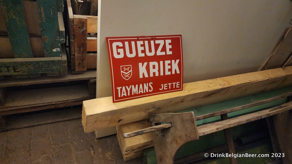 An old advertising plate of Brasserie/Brouwerij Taymans. 